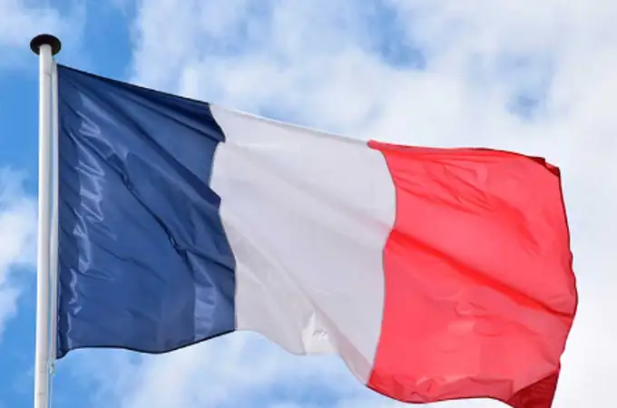Francia propone la expulsión de un imán por decir que la bandera nacional es 