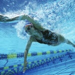 La natación es un deporte que permite entrenar todos los músculos y además, es la actividad física que trae más beneficios