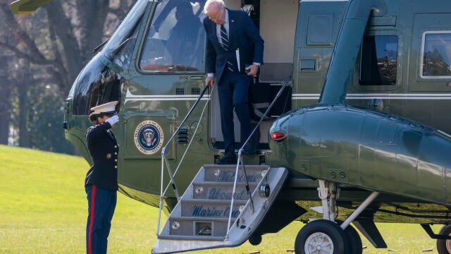 El presidente Joe Biden desciende del Marine One en la Casa Blanca