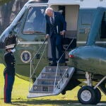 El presidente Joe Biden desciende del Marine One en la Casa Blanca