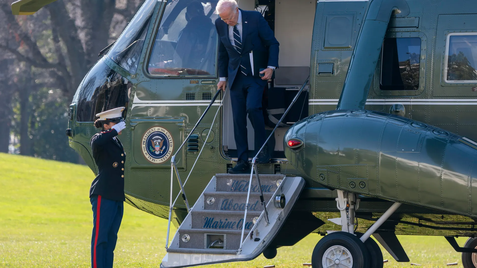 Washington (United States), 19/02/2024.- US President Joe Biden steps off Marine One on the South Lawn of the White House in Washington, DC, USA, 19 February 2024. EFE/EPA/SHAWN THEW