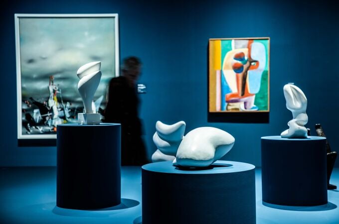 Serie de esculturas de Jean Arp titulada «Concrétions»; al fondo, a la izquierda, una pintura de Yves Tanguy, junto a otra de Pablo Picasso
