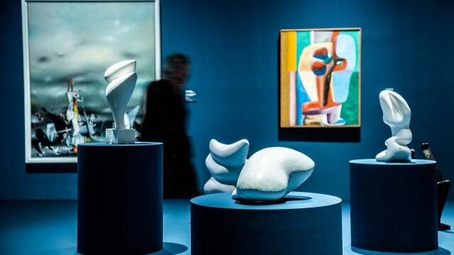 Serie de esculturas de Jean Arp titulada «Concrétions»; al fondo, a la izquierda, una pintura de Yves Tanguy, junto a otra de Pablo Picasso