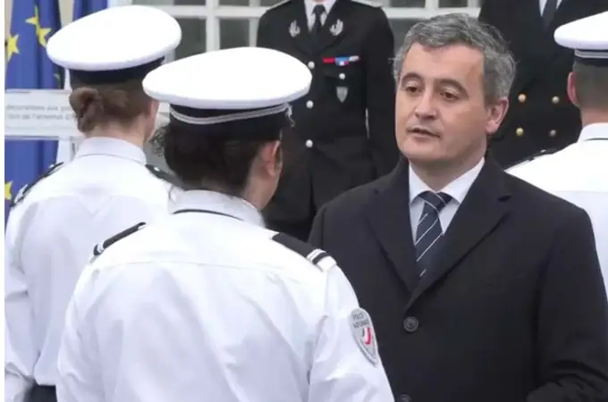 El ministro del Interior francés condecora a los agentes que redujeron al yihadista que asesinó a un profesor