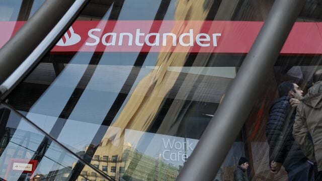 BILBAO, 31/01/2024.- Logo del Santander en una sucursal este miércoles en Bilbao. El español Banco Santander obtuvo un beneficio neto de 11.076 millones de euros en 2023, un 15 % más que el año anterior y un nuevo récord histórico, gracias al fuerte crecimiento de los ingresos, especialmente en Europa, al aumento del número de clientes y al control de los costes. EFE/Luis Tejido