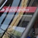 BILBAO, 31/01/2024.- Logo del Santander en una sucursal este miércoles en Bilbao. El español Banco Santander obtuvo un beneficio neto de 11.076 millones de euros en 2023, un 15 % más que el año anterior y un nuevo récord histórico, gracias al fuerte crecimiento de los ingresos, especialmente en Europa, al aumento del número de clientes y al control de los costes. EFE/Luis Tejido