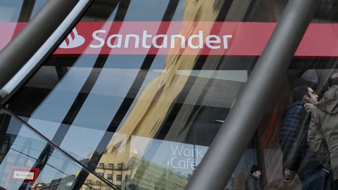 BILBAO, 31/01/2024.- Logo del Santander en una sucursal este miércoles en Bilbao. El español Banco Santander obtuvo un beneficio neto de 11.076 millones de euros en 2023, un 15 % más que el año anterior y un nuevo récord histórico, gracias al fuerte crecimiento de los ingresos, especialmente en Europa, al aumento del número de clientes y al control de los costes. EFE/Luis Tejido