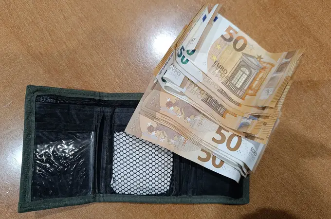 Un vecino de Argamasilla de Alba se encuentra una cartera con 850 euros y se la entrega a la policía