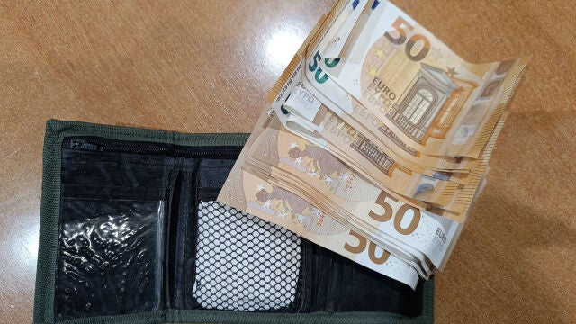 Cartera encontrada por un vecino y entregada a la Policía de Argamasilla de Alba.