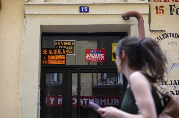 Cartel de se vende se alquila en edificios del centro de Madrid..