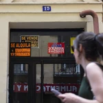 Cartel de se vende se alquila en edificios del centro de Madrid..