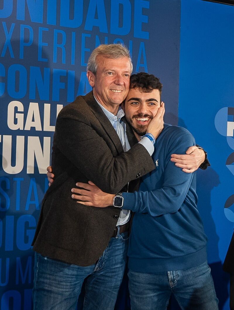 Alfonso Rueda abraza a Raúl Santamaría