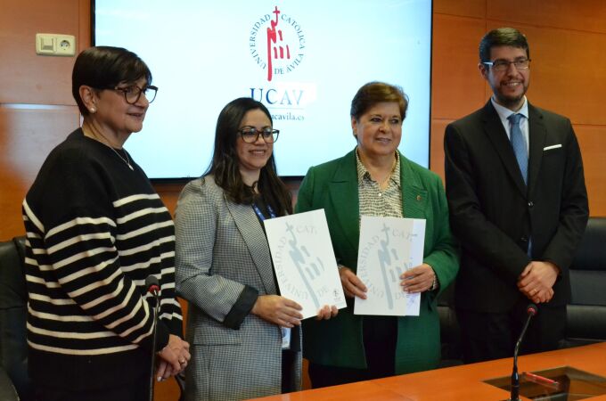La rectora de la UCAV, María del Rosario Sáez Yuguero, firma un convenio marco con la Universidad Católica de Honduras (UNICAH)