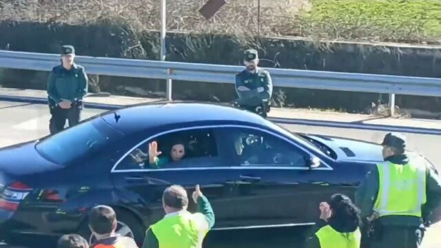 La reina Letizia saluda a un grupo de agricultores a su llegada a Salamanca