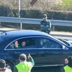 La reina Letizia saluda a un grupo de agricultores a su llegada a Salamanca
