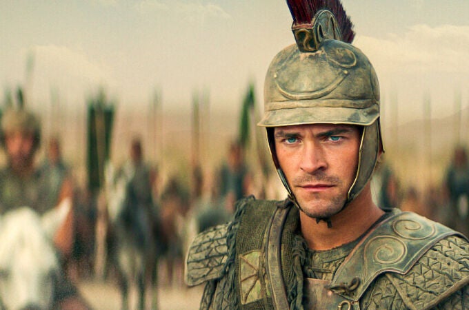 Bruck Braithwaite interpreta a Alejandro Magno en la serie de Netflix