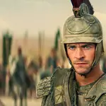 Bruck Braithwaite interpreta a Alejandro Magno en la serie de Netflix