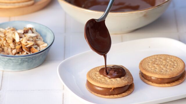 Alfajores de dulce de leche y chocolate