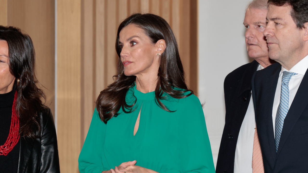 Queen Letizia’s green (and Spanish) dress in Salamanca is the one she debuted in Dimanarca with comfortable high-heeled shoes