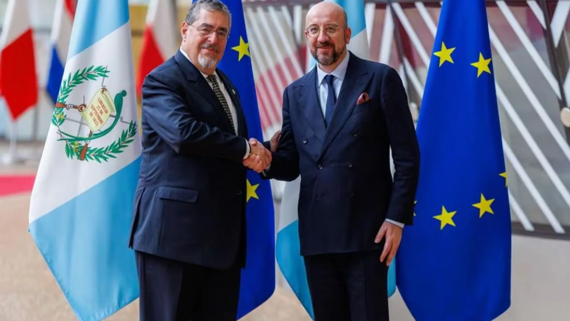 El presidente de Guatemala, Bernardo Arévalo, y el presidente del Consejo Europeo, Charles Michel, este martes en Bruselas