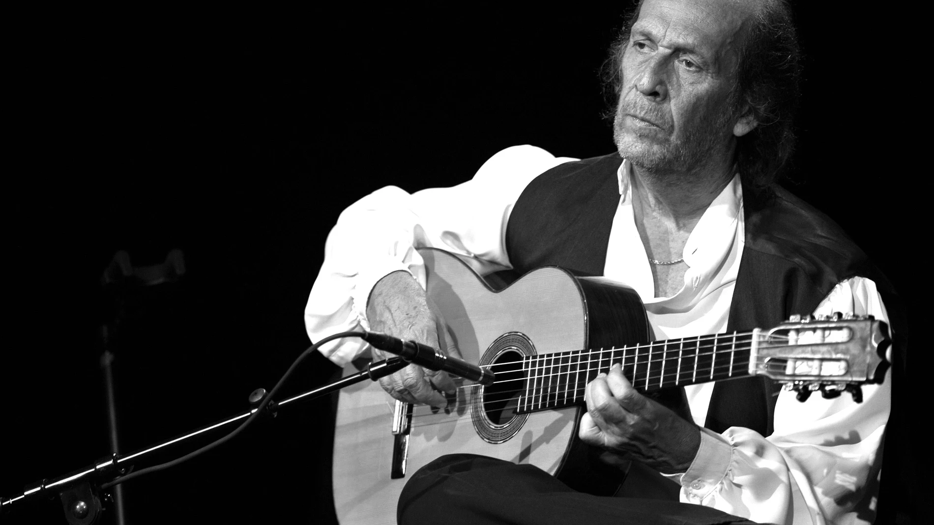 Paco de Lucía tocando la guitarra durante una de sus múltiples actuaciones