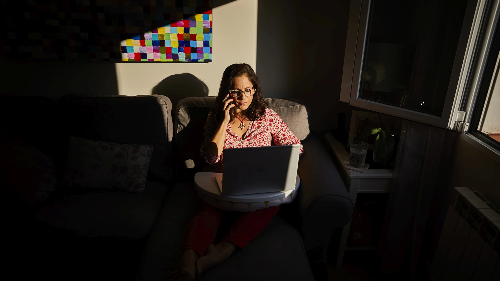 Mujer teletrabajando