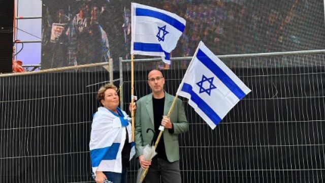 Alon Amir con la bandera israelí en su instagram