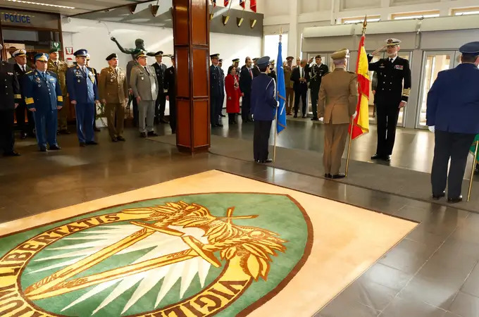 El Rey visita el Cuartel General Supremo de las Potencias Aliadas en Europa en la localidad belga de Mons