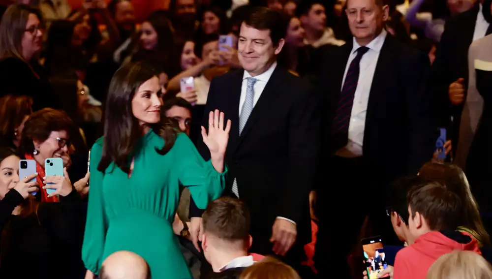 La reina Letizia Ortiz saluda a los asistentes al acto en el CAEM a su llegada junto a Fernández Mañueco