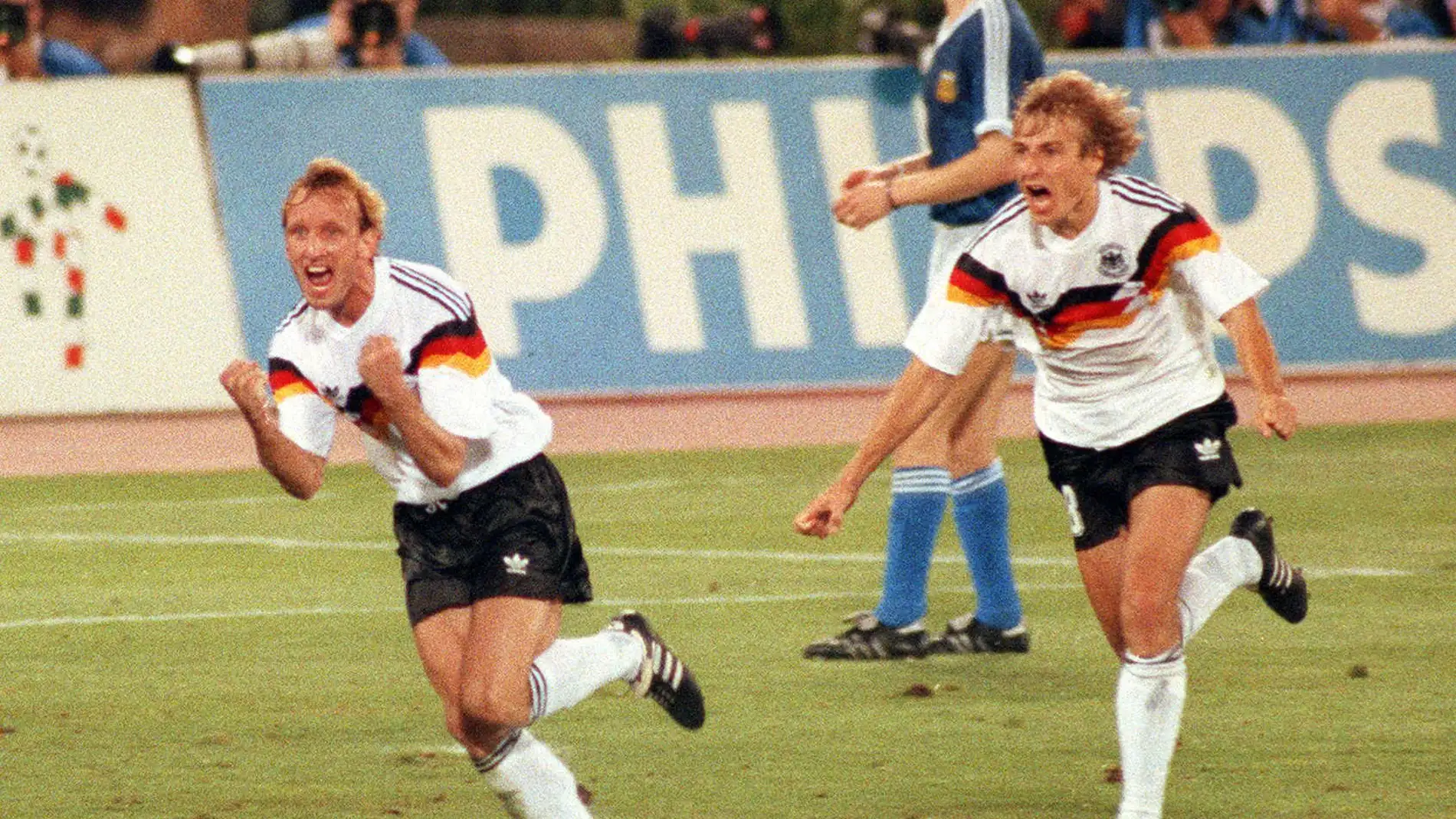 FILED - 08 July 1990, Italy, Roma: Former German international Andreas Brehme (L) and Juergen Klinsmann run across the pitch of the Olympic Stadium in Rome, celebrating after Brehme scored a penalty to give Germany a 1-0 lead. Football World Champion Andreas Brehme died at the age of 63, as his family confirmed to the German Press Agency on 20 February. Photo: Frank Kleefeldt/dpa (Foto de ARCHIVO) 08/07/1990 ONLY FOR USE IN SPAIN