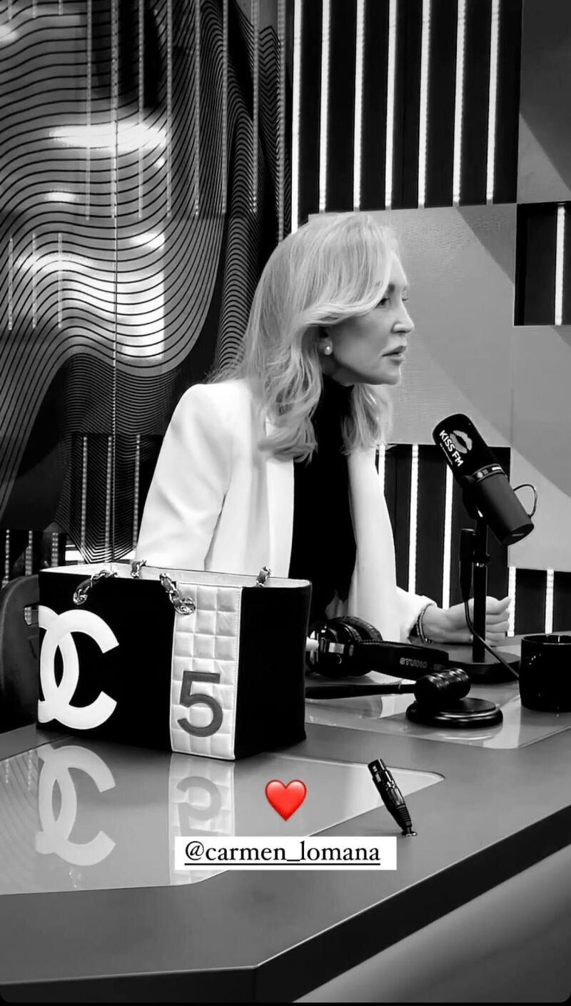 Carmen Lomana en su sección de radio. 