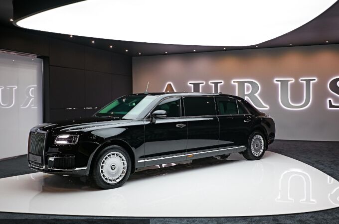 Un coche de lujo ruso Aurus parecido al que tiene el presidente Putin