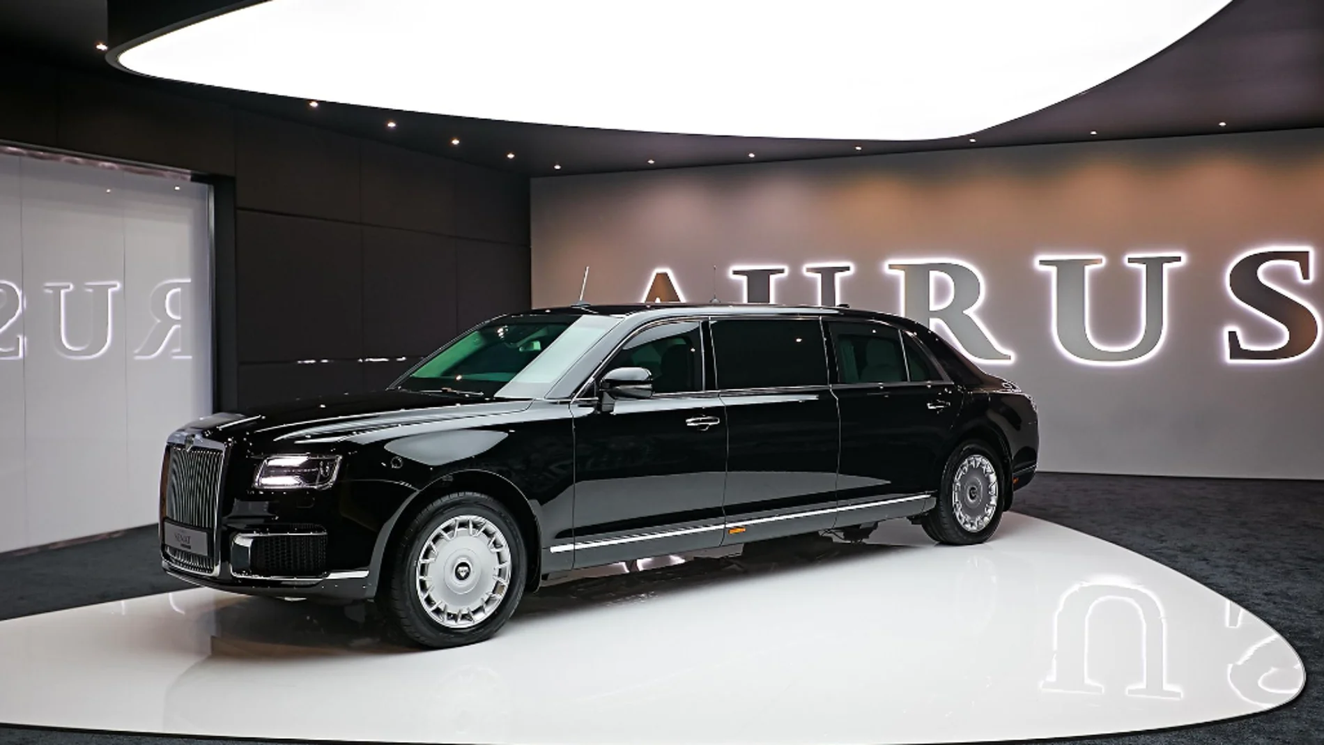 Un coche de lujo ruso Aurus parecido al que tiene el presidente Putin