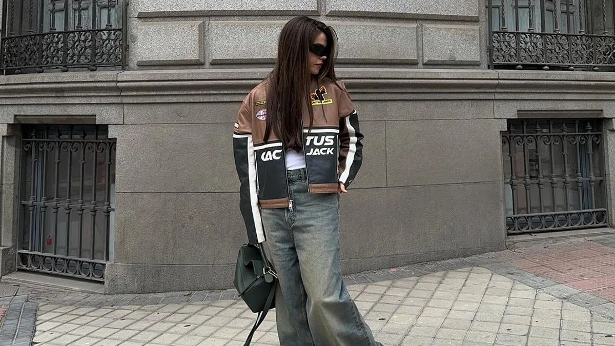 Violeta Mangriñán se olvida de sus estilismos coquette y saca su lado más rockero con mini vestido, chaqueta de cuero y maxi botas altas 