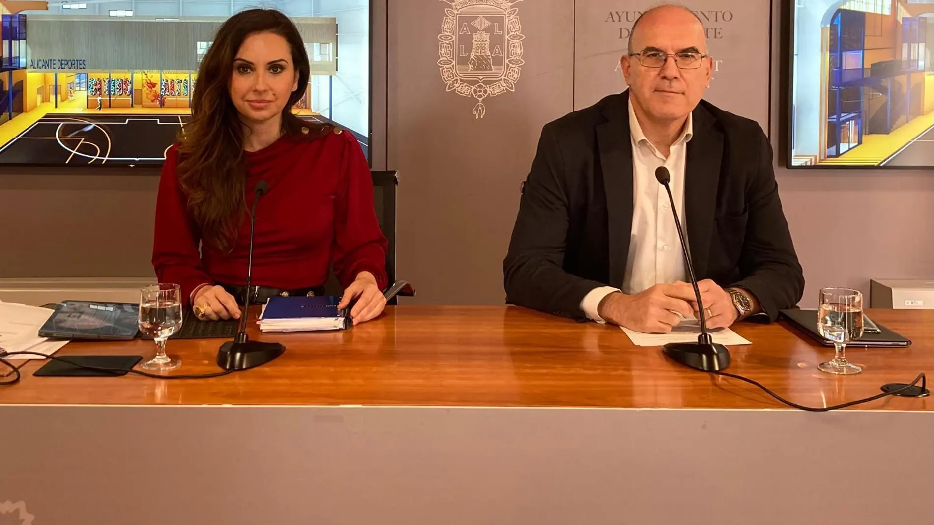 Los portavoces del Gobierno Local, Ana Poquet, y Manuel Villar, en la rueda de prensa de hoy de la Junta de Gobierno Local.