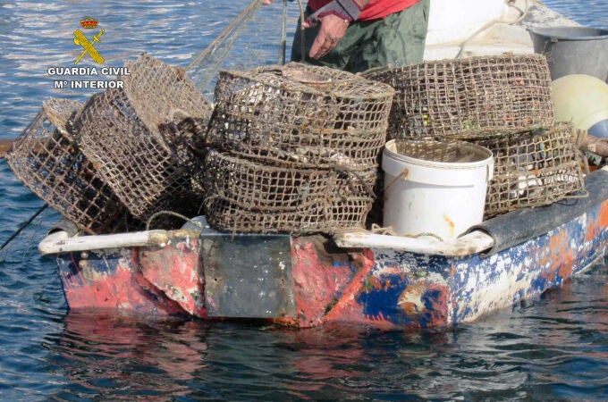 Pesca.- La Guardia Civil sorprende a un pescador furtivo en la bahía de Águilas (Murcia)