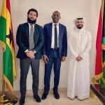 Jota Peleteiro junto al embajador de la República de Ghana, Mohammed Habib