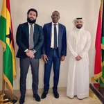 Jota Peleteiro junto al embajador de la República de Ghana, Mohammed Habib