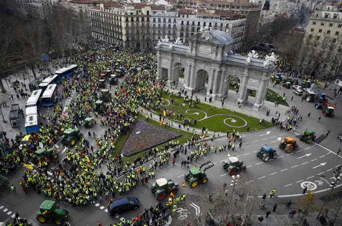 Manifestantes a pie, a la espera de los tractores, toman la Puerta de Alcalá