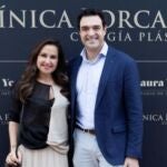 Laura Yerpes con el doctor Forcada en la inauguración de la clínica