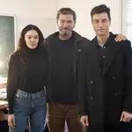 El director Julio Medem con los actores Ana Rujas y Javier Rey, que protagonizarán '8', su próximo film