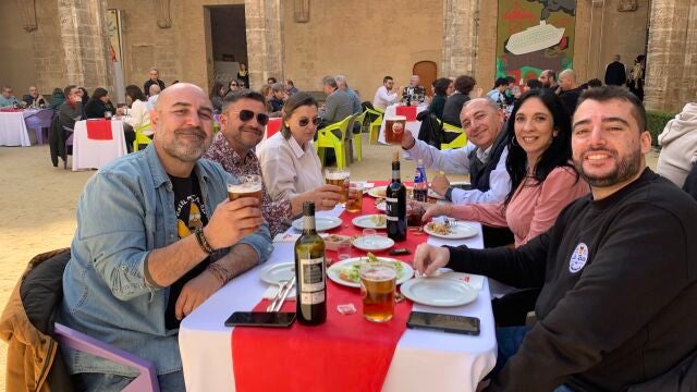 Imagen de uno de los grupos de «almorzadores» reunidos el pasado domingo en el Centro Cultural del Carmen