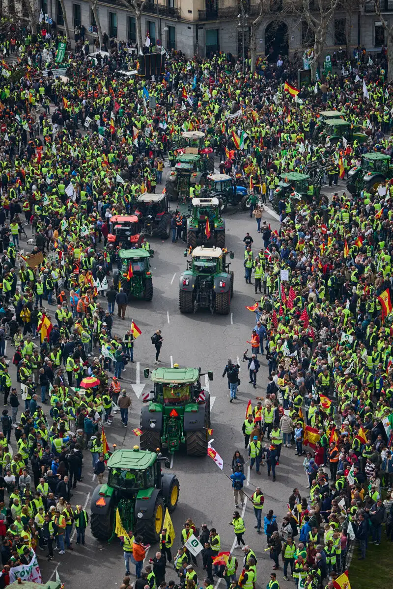 Manifestacion de ganaderos y agricultores por las calles del centro de Madrid. Tractores llegando a la puerta 