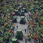 Manifestacion de ganaderos y agricultores por las calles del centro de Madrid. Tractores llegando a la puerta 