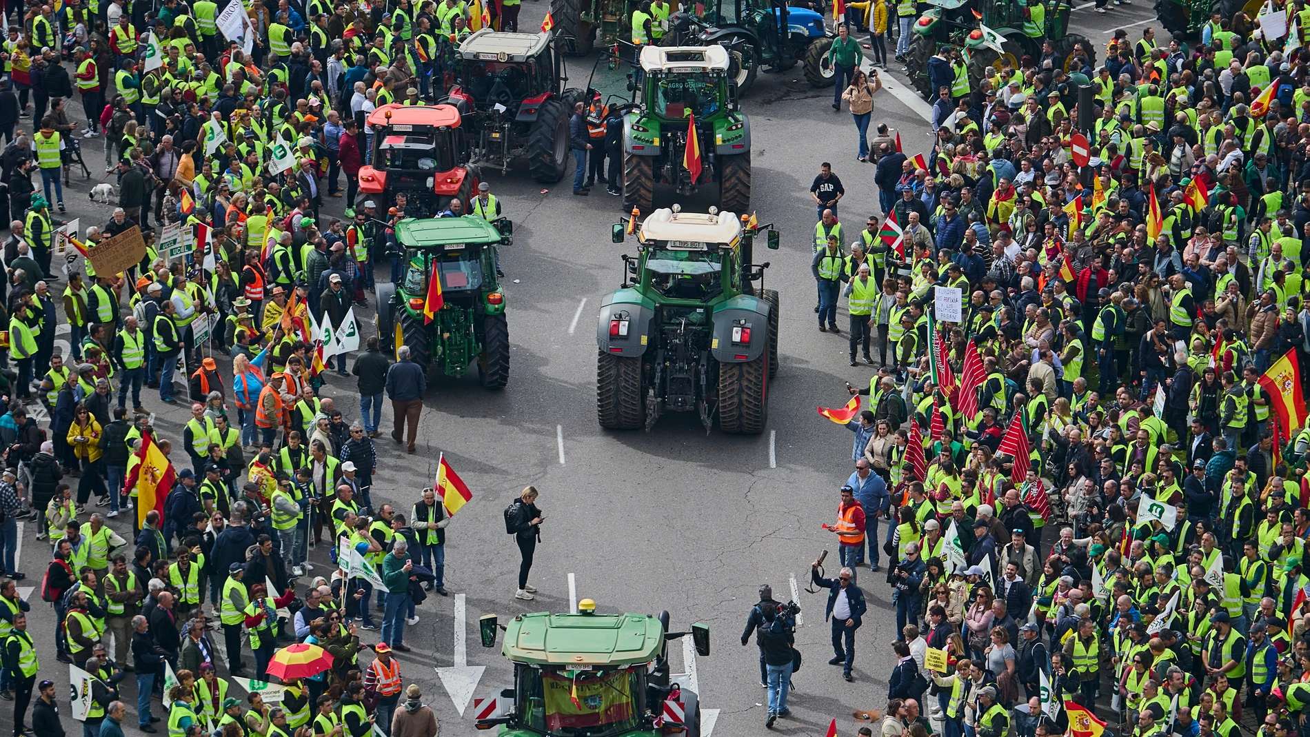 Manifestación de ganaderos y agricultores por las calles del centro de Madrid. Tractores llegando a la puerta de Alcalá. © Alberto R. Roldán / Diario La Razón. 21 02 2024 