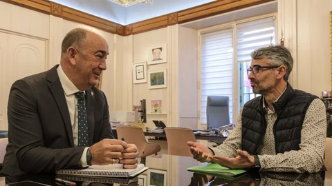 El presidente de la Diputación de Segovia, Miguel Ángel de Vicente, recibe al alcalde de Hontanares de Eresma