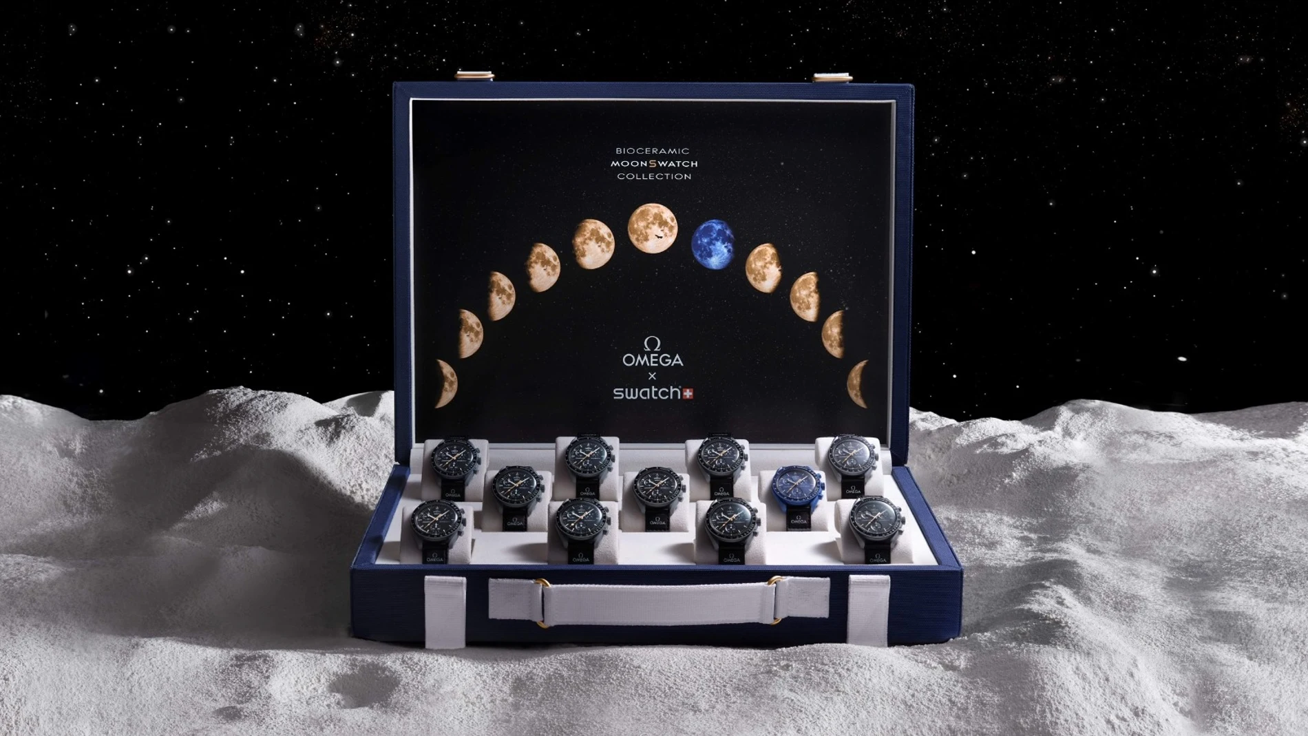 Uno de los maletines MoonSwatch Moonshine Gold