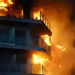 Resumen.- Un incendio de grandes dimensiones arrasa dos edificios de viviendas en Valencia y deja 14 heridos