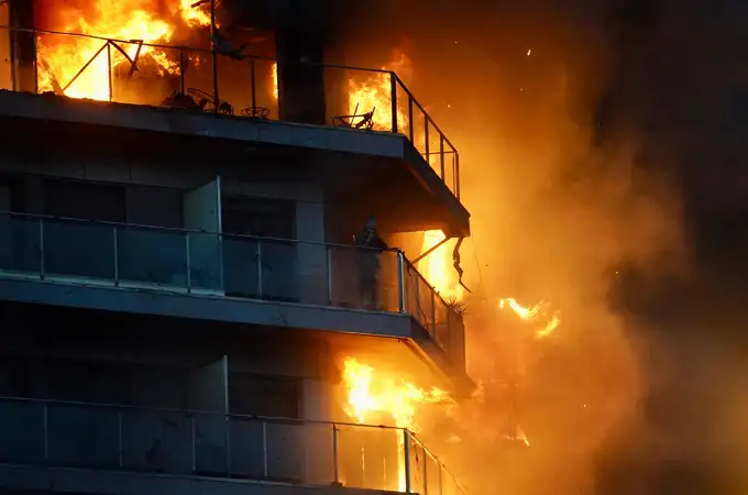 El incendio de Valencia que devoró dos edificios deja nueve fallecidos