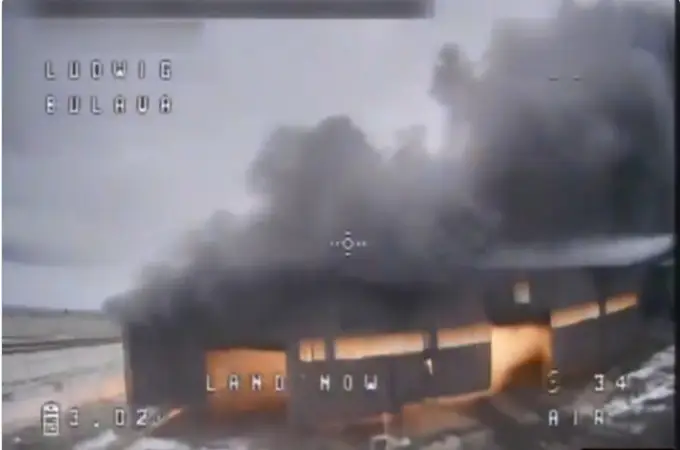 Así explota un hangar ruso, con todos sus blindados dentro, por el certero ataque de un dron ucraniano